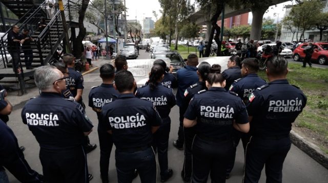 estaxn_desesperadosx_policixas_federales_se_manifiestan_como_uxltimo_recurso_.jpg_1834093470
