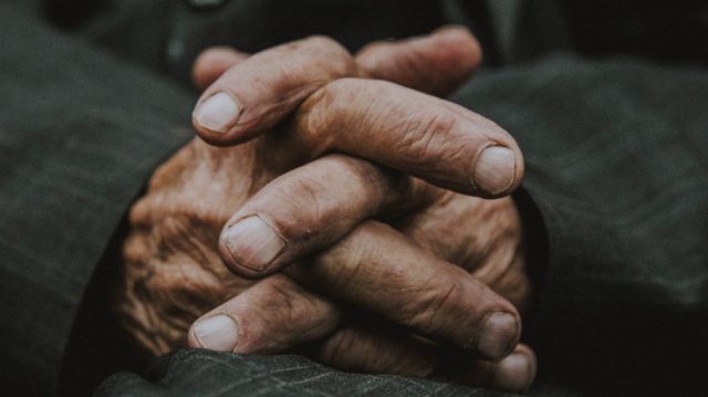 manos-de-adulto-mayor